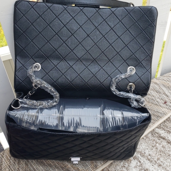 Large Quilted Leather Capacity Travel ShoulderBag - Picture 10 of 16